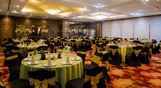 Indicative intimate hall decor style
